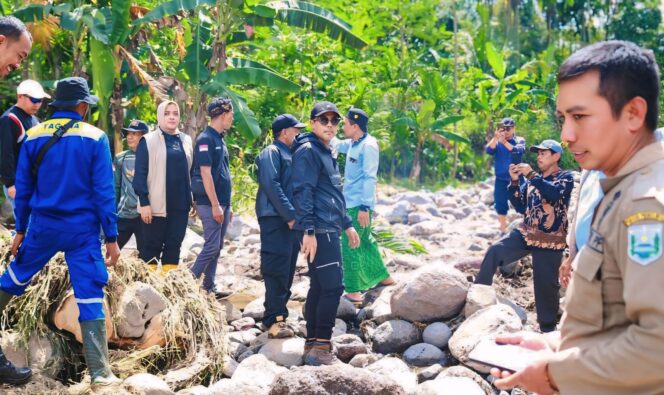 
					TINJAU: Bupati Probolinggo Terpilih, Gus Haris saat meninjau lokasi rumah roboh di Desa Plaosan, Kecamatan Krucil, Sabtu (8/2/25) siang. (foto: Aryo for P7.com)
