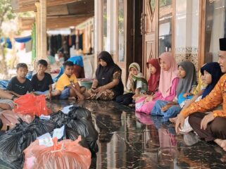 TERDAMPAK: Sejumlah siswa yang terisolir saat bertemu dengan gurunya yang berkunjung ke Dusun Gilih, Desa Seboro, Kec. Krejengan, Kab. Probolinggo. (foto: Ali Ya'lu).
