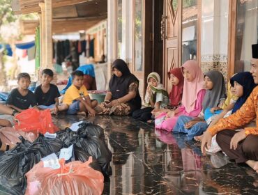 TERDAMPAK: Sejumlah siswa yang terisolir saat bertemu dengan gurunya yang berkunjung ke Dusun Gilih, Desa Seboro, Kec. Krejengan, Kab. Probolinggo. (foto: Ali Ya'lu).
