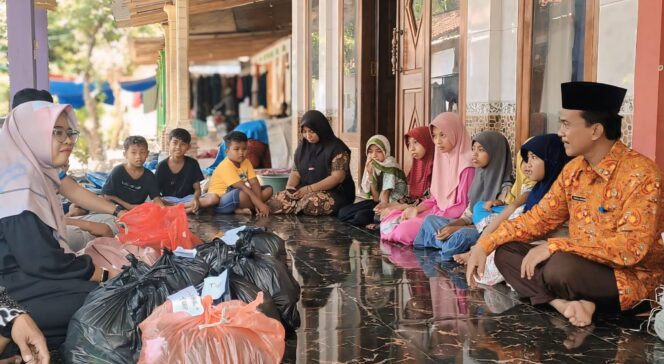 
					TERDAMPAK: Sejumlah siswa yang terisolir saat bertemu dengan gurunya yang berkunjung ke Dusun Gilih, Desa Seboro, Kec. Krejengan, Kab. Probolinggo. (foto: Ali Ya'lu).
