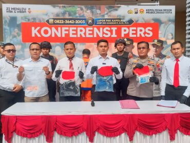 RILIS: Satreskrim Polres Probolinggo Kota saat merilis penjambretan yang dilakukan penjual ayam potong keliling. (foto: Hafiz Rozani)
