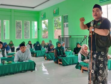 PAPARAN: Kepala Badan Siber Ansor Kota Kraksaan, Sundari Adi Wardhana, saat menjabarkan materi pelatihan. (foto: Ali Ya'lu)
