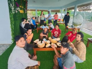 MENIKMATI: Sejumlah wisatawan saat menikmati durian di 'Omah Duren, Kecamatan Lumbang, Kab. Probolinggo. (foto: Hafiz Rozani).
