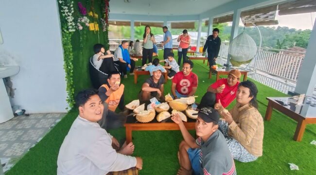 MENIKMATI: Sejumlah wisatawan saat menikmati durian di 'Omah Duren, Kecamatan Lumbang, Kab. Probolinggo. (foto: Hafiz Rozani).
