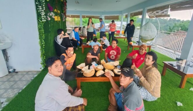 
					MENIKMATI: Sejumlah wisatawan saat menikmati durian di 'Omah Duren, Kecamatan Lumbang, Kab. Probolinggo. (foto: Hafiz Rozani).
