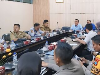 RDP: Anggota Komisi C DPRD Jember saat RDP dengan Dinas Perhubungan (Dishub) setempat terkait aktivitas truk ODOL milik PT Semen Imasco Asiatic. (foto: M. Abdul Rozak Mubarok).