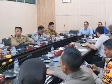 RDP: Anggota Komisi C DPRD Jember saat RDP dengan Dinas Perhubungan (Dishub) setempat terkait aktivitas truk ODOL milik PT Semen Imasco Asiatic. (foto: M. Abdul Rozak Mubarok).