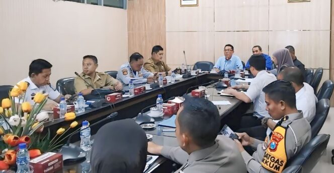 
					RDP: Anggota Komisi C DPRD Jember saat RDP dengan Dinas Perhubungan (Dishub) setempat terkait aktivitas truk ODOL milik PT Semen Imasco Asiatic. (foto: M. Abdul Rozak Mubarok).