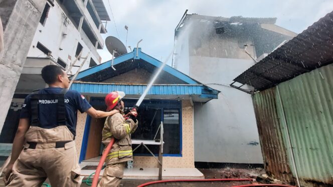 
					PEMADAMAN: Petugas pemadam kebakaran Kota Probolinggo memadamkan api yang terbakar rumah di Jl. Brigjen Katamso Mayangan. (foto: Hafiz Rozani)