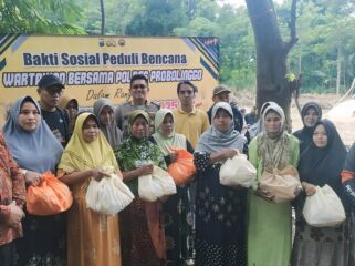 MERIAHKAN HPN: Kapolres, wartawan dan warga terdampak bencana pasca penyaluran bansos. (foto: Ali Ya'lu)
