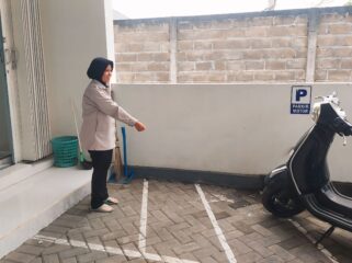 KEMALINGAN : Rifani Yunita, karyawan kantor notaris menunjukkan lokasi motor yang raib. 
