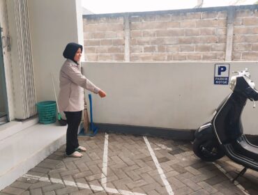 KEMALINGAN : Rifani Yunita, karyawan kantor notaris menunjukkan lokasi motor yang raib. 
