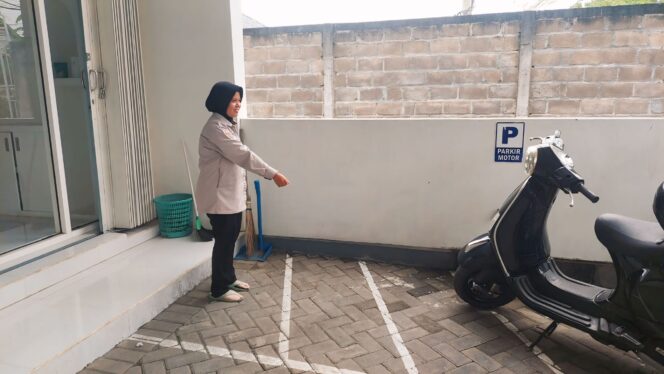 
					KEMALINGAN : Rifani Yunita, karyawan kantor notaris menunjukkan lokasi motor yang raib. 
