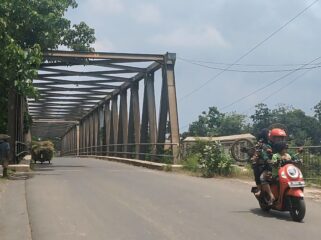 KOKOH: Kondisi Jembatan Pakuniran, Kabupaten Probolinggo dalam foto yang diambil Kamis (13/2/25) pagi. (foto: Ali Ya'lu).
