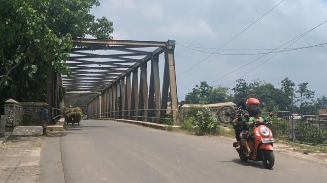 
					KOKOH: Kondisi Jembatan Pakuniran, Kabupaten Probolinggo dalam foto yang diambil Kamis (13/2/25) pagi. (foto: Ali Ya'lu).
