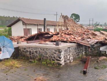 Fasos di lingkungan perumahan penyintas rusak akibat angin kencang  (Foto: Istimewa).
