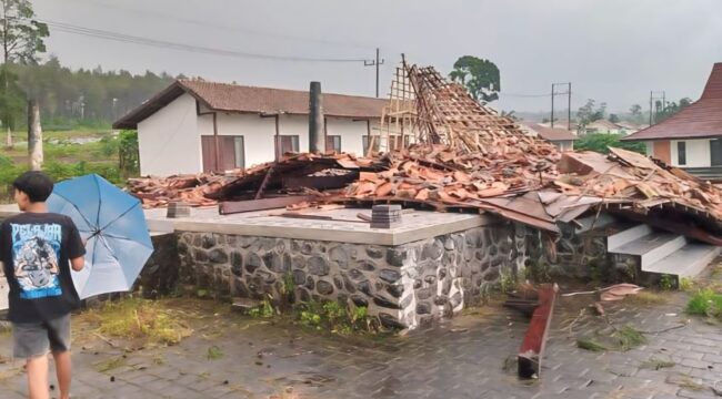 Fasos di lingkungan perumahan penyintas rusak akibat angin kencang  (Foto: Istimewa).
