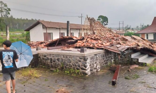 
					Fasos di lingkungan perumahan penyintas rusak akibat angin kencang  (Foto: Istimewa).
