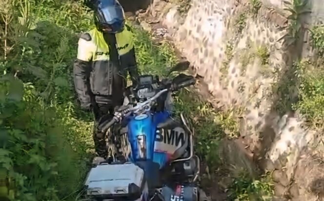 
					Moge yang terjatuh ke dalam parit di jalur Malang-Pasuruan (tangkapan layar video yang beredar di medsos).
