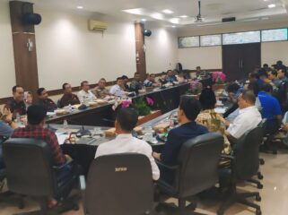 RDP: Komisi B DPRD Jember menggelar RDP dengan berbagai pihak terkait banyaknya keluhan mengenai kios pupuk yang menjual produk diatas HET. (foto: M. Abdul Rozak Mubarok).
