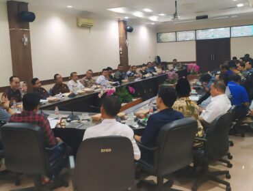 RDP: Komisi B DPRD Jember menggelar RDP dengan berbagai pihak terkait banyaknya keluhan mengenai kios pupuk yang menjual produk diatas HET. (foto: M. Abdul Rozak Mubarok).
