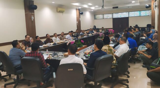 RDP: Komisi B DPRD Jember menggelar RDP dengan berbagai pihak terkait banyaknya keluhan mengenai kios pupuk yang menjual produk diatas HET. (foto: M. Abdul Rozak Mubarok).
