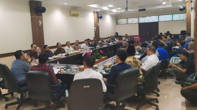 
					RDP: Komisi B DPRD Jember menggelar RDP dengan berbagai pihak terkait banyaknya keluhan mengenai kios pupuk yang menjual produk diatas HET. (foto: M. Abdul Rozak Mubarok).
