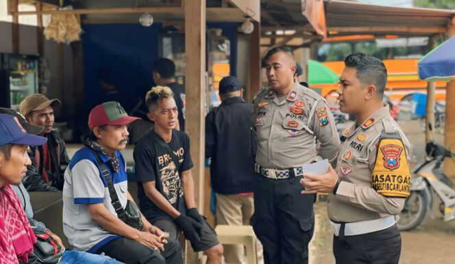 
					SOSIALISASI: Satlantas Polres Probolinggo saat menggelar sosialisasi keselamatan berlalu lintas kepada pelaku jasa wisata Bromo. (foto: Bag. Humas Polres Probolinggo).