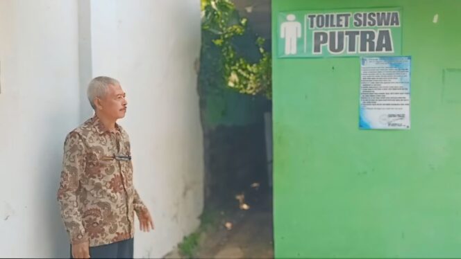 
					TKP: Hari Silowanto menunjukkan lokasi kamar mandi yang menjadi tempat pemukulan terhadap RSC. (foto: Ali Ya'lu).