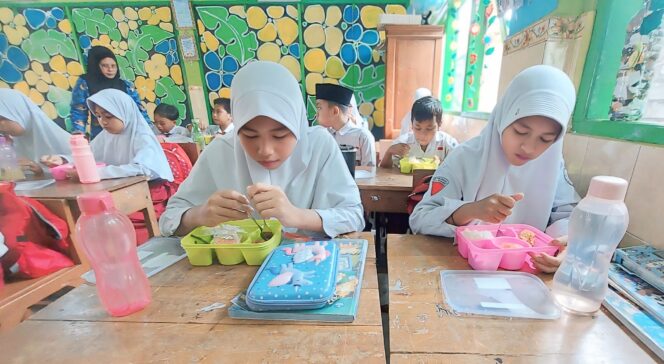 
					LAHAP: Siswa SDN Tisnonegaran 3 Kota Probolinggpo saat mencicipi menu MBG. (foto: Hafiz Rozani).
