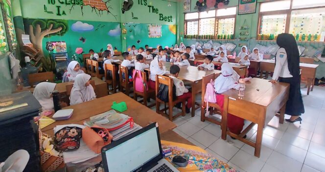 
					DISTOP: Proses pembelajaran di salah satu kelas SDN Tisnenagaran 3 Kota Probolinggo, usai MBG diberhentikan. (foto: Hafiz Rozani).
