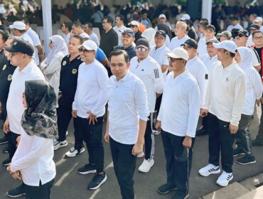 GLADI BERSIH: Gus Haris - Ra Fahmi ikuti gladi bersih bersama ratusan kepala daerah lainnya di Monas Jakarta, menjelang pelantikan. (foto: istimewa).