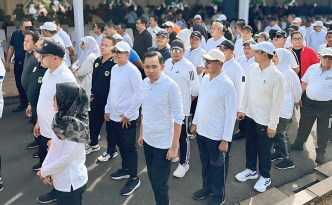 
					GLADI BERSIH: Gus Haris - Ra Fahmi ikuti gladi bersih bersama ratusan kepala daerah lainnya di Monas Jakarta, menjelang pelantikan. (foto: istimewa).