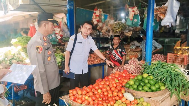 
					SIDAK: Kabid Perdagangan DKUPP Kabupaten Probolinggo, Mahdinsareza, saat mengecek sejumlah harga bahan kebutuhan di salah satu lapak Pasar Maron. (foto: Ali Ya'lu).