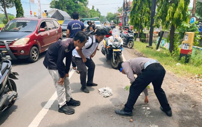 
					Polisi sedang melakukan olah TKP.
