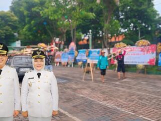 DILANTIK: Ucapan selamat yang dikirim ke kantor Pemkot Probolinggo baik berupa bibit tanaman karangan bunga. Insert: Walikota dan Walikota Probolinggo usai dilantik. (foto: Hafiz Rozani).