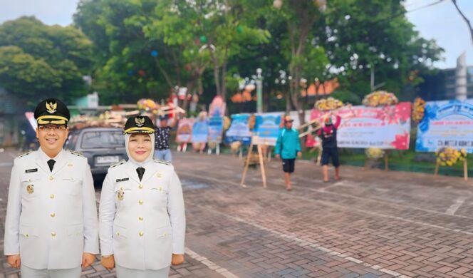 
					DILANTIK: Ucapan selamat yang dikirim ke kantor Pemkot Probolinggo baik berupa bibit tanaman karangan bunga. Insert: Walikota dan Walikota Probolinggo usai dilantik. (foto: Hafiz Rozani).