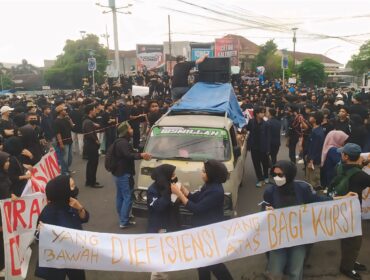 TURUN JALAN: Ribuan mahasiswa di Jember melakukan aksi demontrasi di depan Gedung DPRD Jember. (foto: M. Abd. Rozak Mubarok).