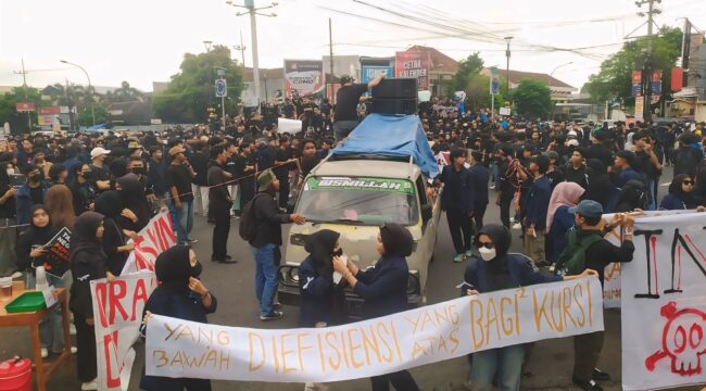 TURUN JALAN: Ribuan mahasiswa di Jember melakukan aksi demontrasi di depan Gedung DPRD Jember. (foto: M. Abd. Rozak Mubarok).