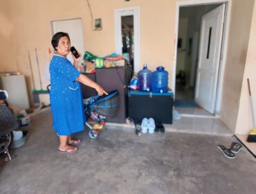 KEMALINGAN: Pemilik motor, Sumik,  menunjukkan lokasi motornya yang raib saat diparkir di teras rumah di Desa Kedungdalem, Kec. Dringu, Kab Probolinggo. (foto: Hafiz Rozani).