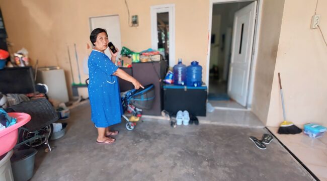 KEMALINGAN: Pemilik motor, Sumik,  menunjukkan lokasi motornya yang raib saat diparkir di teras rumah di Desa Kedungdalem, Kec. Dringu, Kab Probolinggo. (foto: Hafiz Rozani).