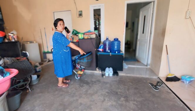 
					KEMALINGAN: Pemilik motor, Sumik,  menunjukkan lokasi motornya yang raib saat diparkir di teras rumah di Desa Kedungdalem, Kec. Dringu, Kab Probolinggo. (foto: Hafiz Rozani).