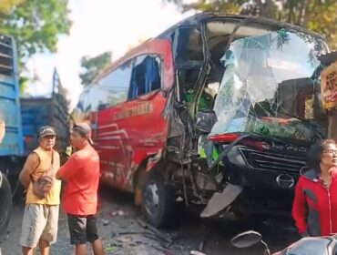 RINGSEK: Kondisi truk gandeng dan bus pasca terlibat kecelakaan di Jalan Yos Sudarso, Kelurahan Wirolegi, Kec. Sumbersari, Kab. Jember. (foto: M. Abd. Rozak Mubarok).
