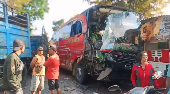 RINGSEK: Kondisi truk gandeng dan bus pasca terlibat kecelakaan di Jalan Yos Sudarso, Kelurahan Wirolegi, Kec. Sumbersari, Kab. Jember. (foto: M. Abd. Rozak Mubarok).
