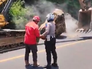 DIPINDAH: Batu raksasa yang jatuh dari tebing area PLTU Paiton Probolinggo dipindahkan dengan alat berat. (foto: istimewa)
