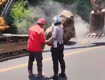 DIPINDAH: Batu raksasa yang jatuh dari tebing area PLTU Paiton Probolinggo dipindahkan dengan alat berat. (foto: istimewa)
