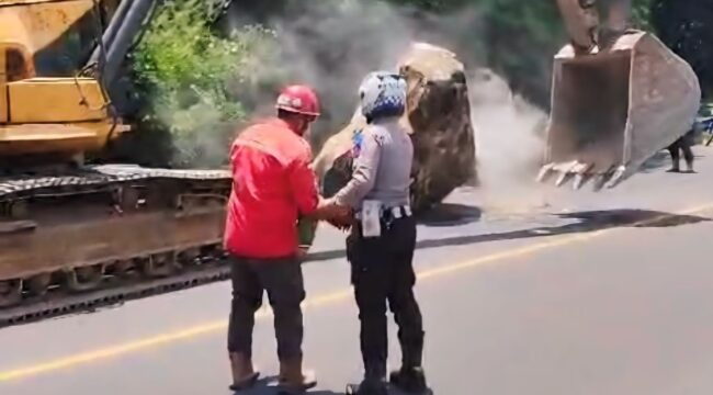 DIPINDAH: Batu raksasa yang jatuh dari tebing area PLTU Paiton Probolinggo dipindahkan dengan alat berat. (foto: istimewa)
