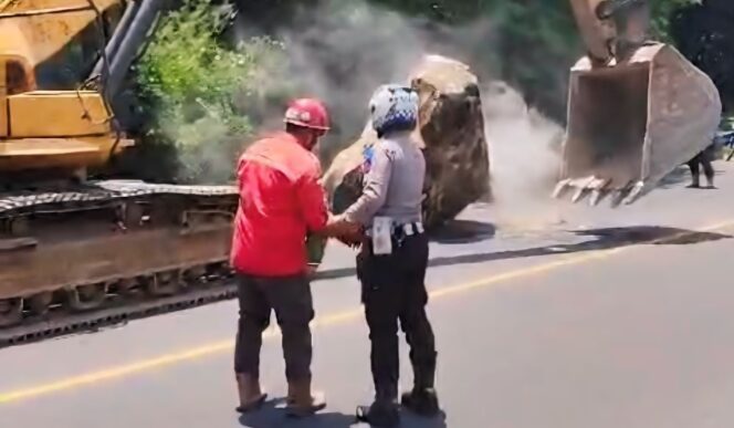 
					DIPINDAH: Batu raksasa yang jatuh dari tebing area PLTU Paiton Probolinggo dipindahkan dengan alat berat. (foto: istimewa)
