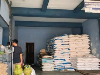 DISTRIBUTOR: Salah satu lokasi distribusi pupuk di Kecamatan maron yang sempat disidak Panja Pupuk DPRD Kabupaten Probolinggo. (foto: Ali Ya'lu)