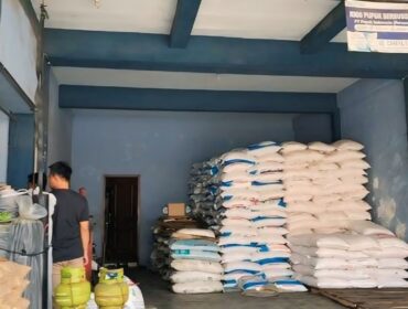 DISTRIBUTOR: Salah satu lokasi distribusi pupuk di Kecamatan maron yang sempat disidak Panja Pupuk DPRD Kabupaten Probolinggo. (foto: Ali Ya'lu)